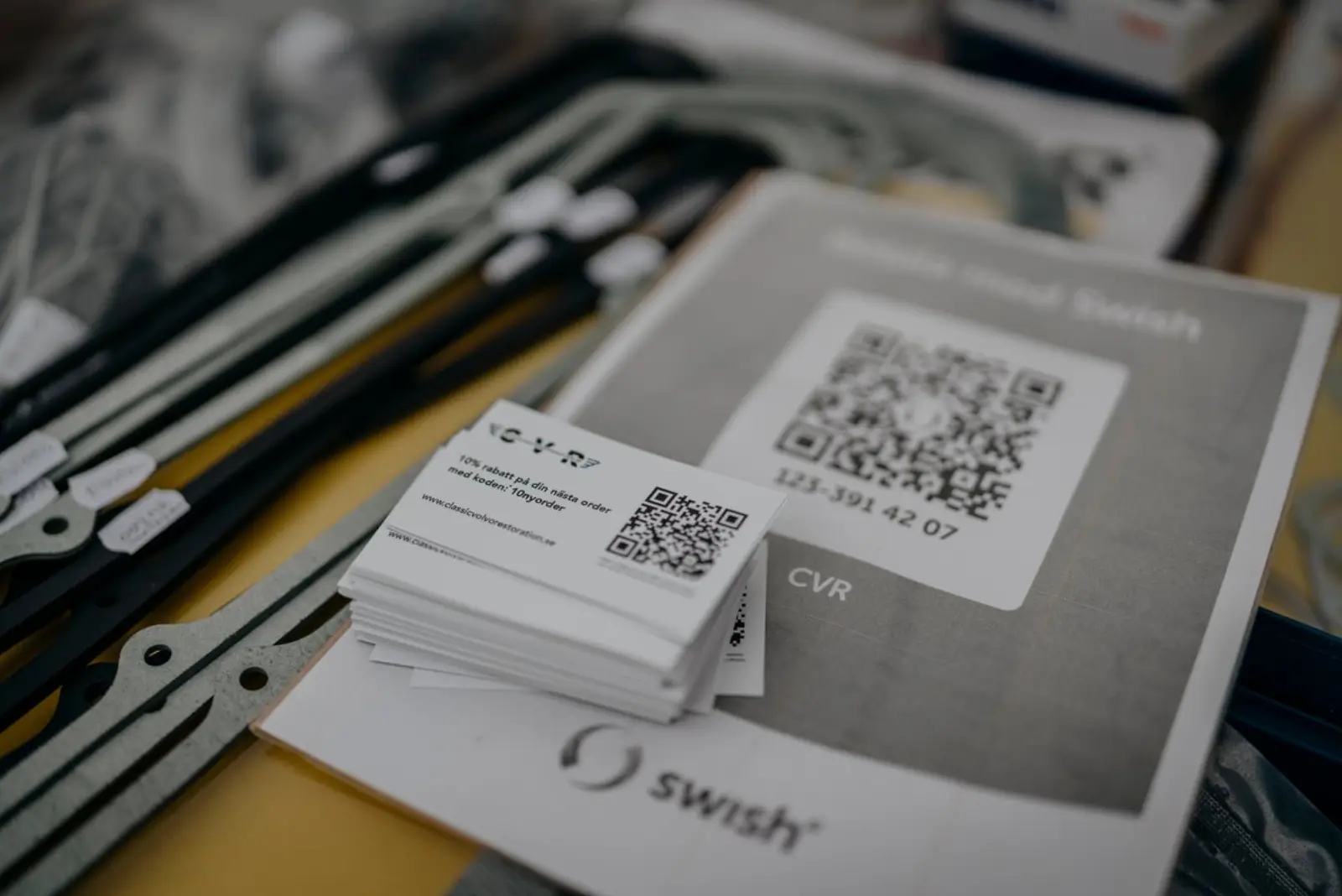 Swish-QR-kod och CVR-visitkort bland packningar