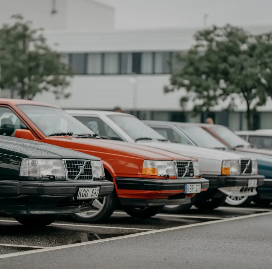 Rad med klassiska Volvobilar på en parkering