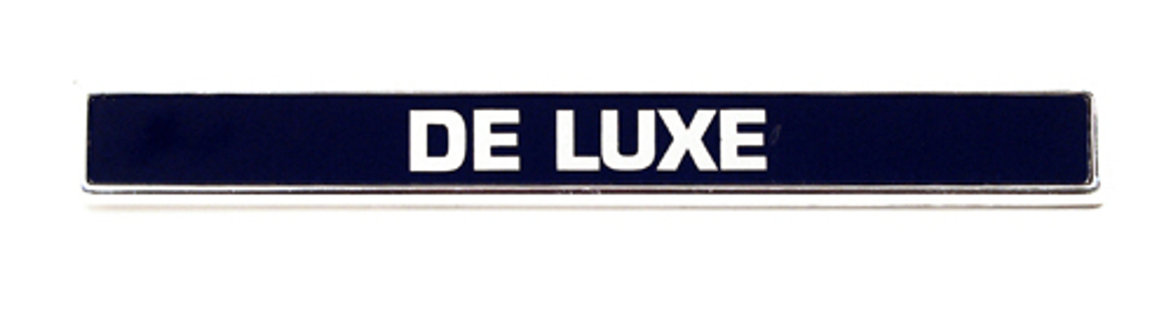 Emblem "De Luxe" till Volvo 140